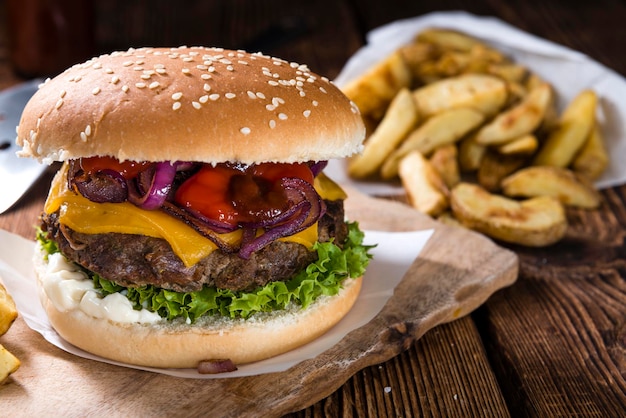 Hamburger fatto in casa con patatine fritte