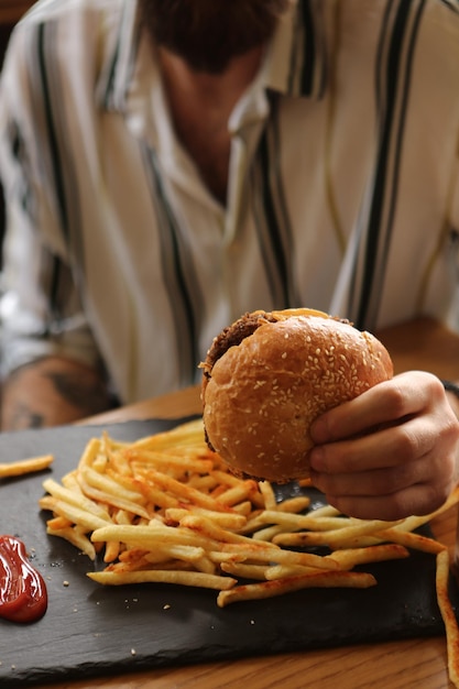 Hamburger fatto in casa con verdure fresche