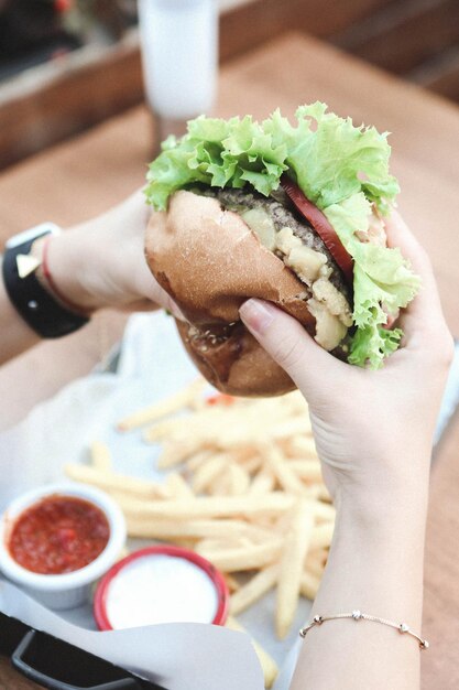 Hamburger fatto in casa con verdure fresche