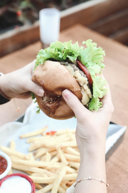 Hamburger fatto in casa con verdure fresche