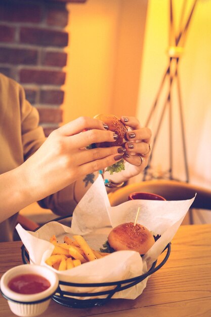 Hamburger fatto in casa con verdure fresche