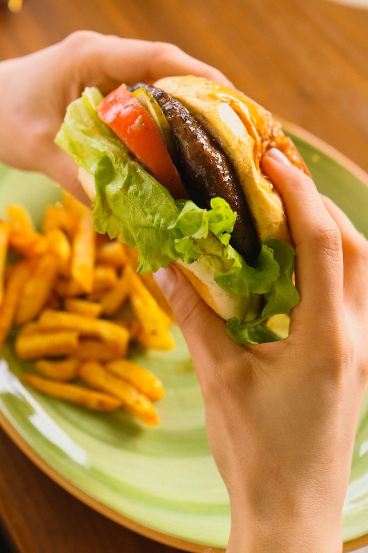 Foto hamburger fatto in casa con verdure fresche