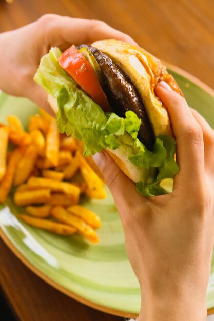 Hamburger fatto in casa con verdure fresche