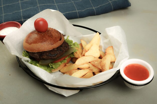 Hamburger fatto in casa con verdure fresche