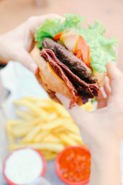 Hamburger fatto in casa con verdure fresche