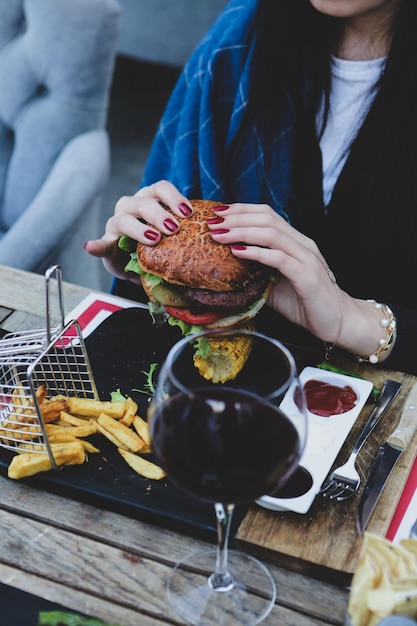 Hamburger fatto in casa con verdure fresche