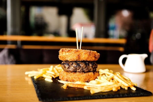 Hamburger fatto in casa con verdure fresche