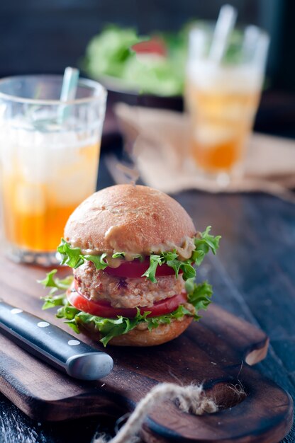 Hamburger fatto in casa con verdure fresche