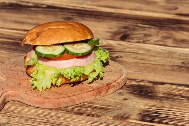 Hamburger fatto in casa delizioso fresco sulla tavola di legno