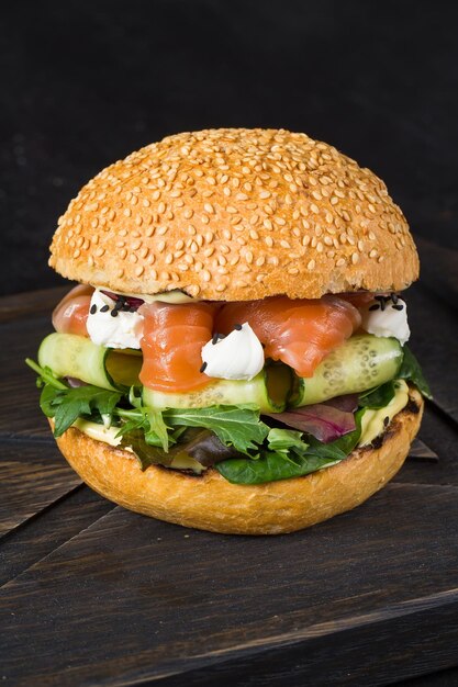 Hamburger fresco con pezzi di salmone e verdure