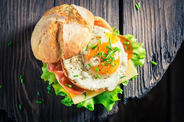 Hamburger fresco con uova di pancetta e formaggio