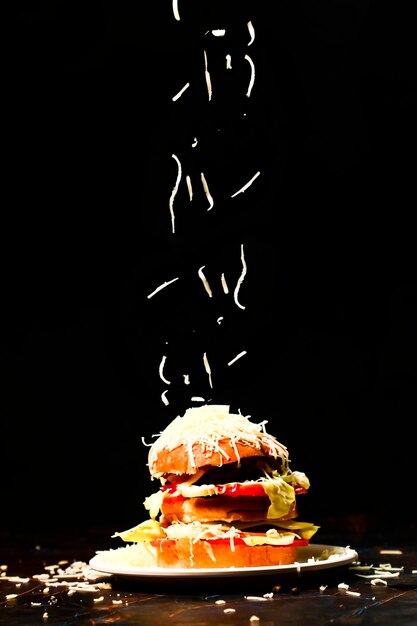 Hamburger fresco gustoso isolato su sfondo nero