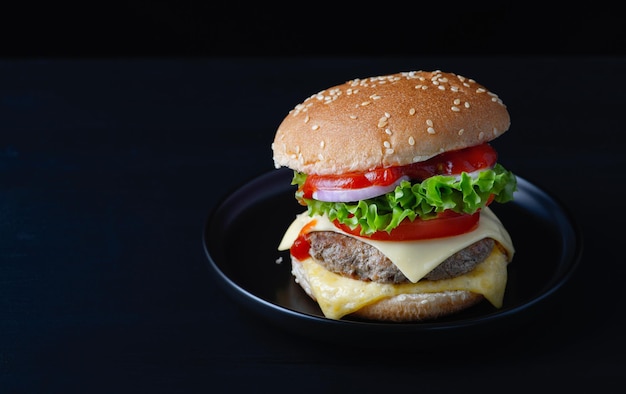 Hamburger fresco gustoso isolato su sfondo nero