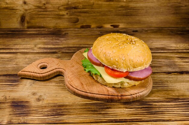 Hamburger fresco sul tagliere di legno