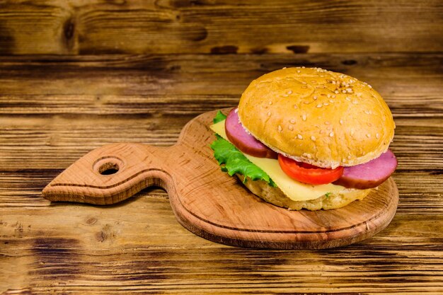 Hamburger fresco sul tagliere di legno