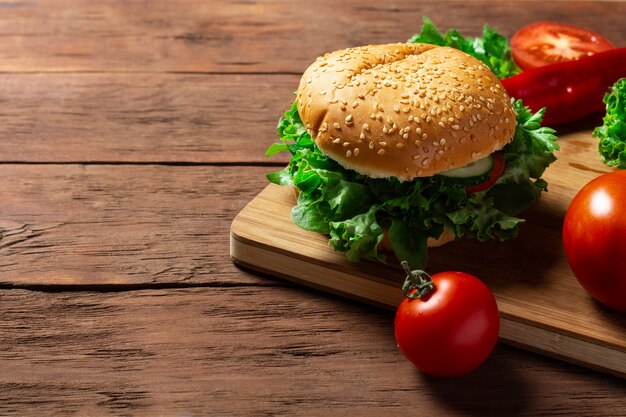 Hamburger fresco vegetariano su un tavolo di legno scuro