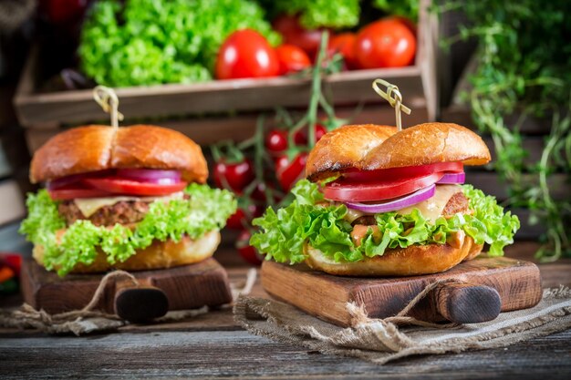 Hamburger grande con manzo e formaggio