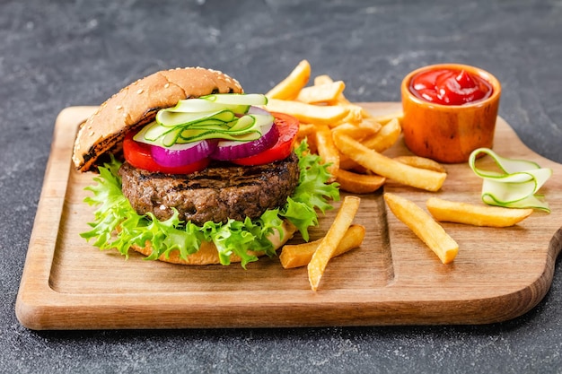 Hamburger Grigliato Con Lattuga Pomodoro Cipolla Rossa