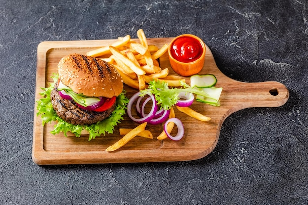 Hamburger Grigliato Con Lattuga Pomodoro Cipolla Rossa