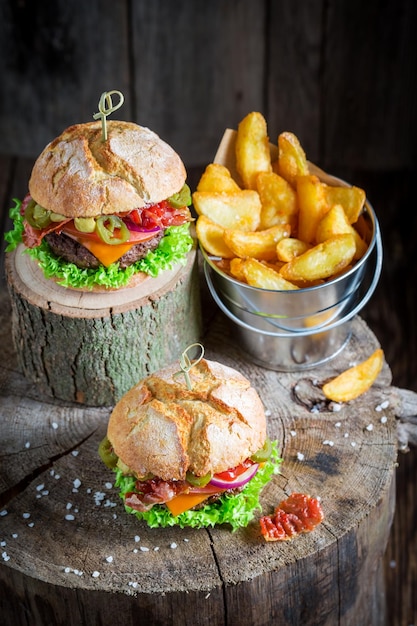 Hamburger gustoso con cipolla, pomodoro e lattuga