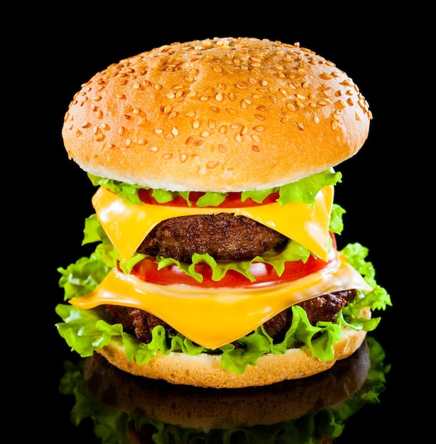 Hamburger gustoso e appetitoso su uno sfondo scuro