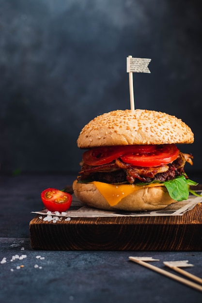 Hamburger gustoso fresco di manzo scottato sul tagliere di legno