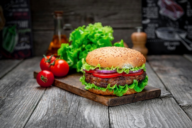 Hamburger gustoso fresco sul tavolo di legno