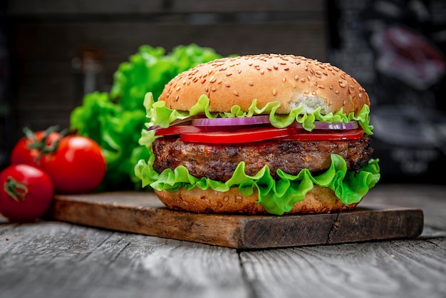 Hamburger gustoso fresco sul tavolo di legno