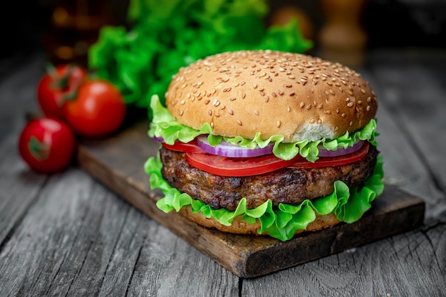 Hamburger gustoso fresco sul tavolo di legno