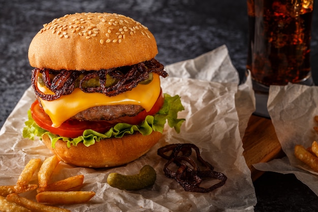 Hamburger, hamburger con patatine fritte e verdure fresche.