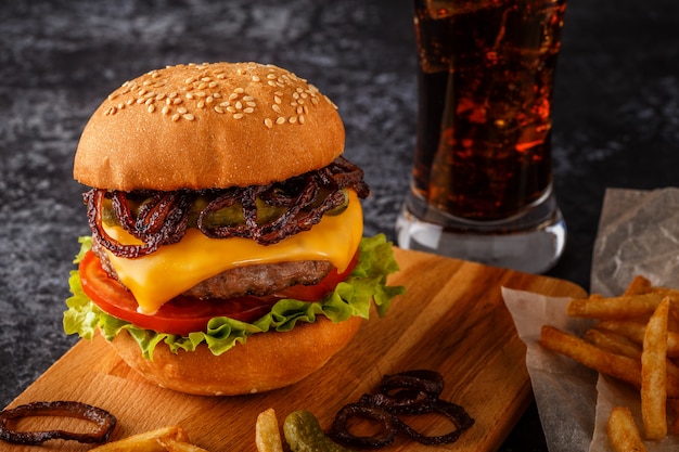 Hamburger, hamburger con patatine fritte e verdure fresche.