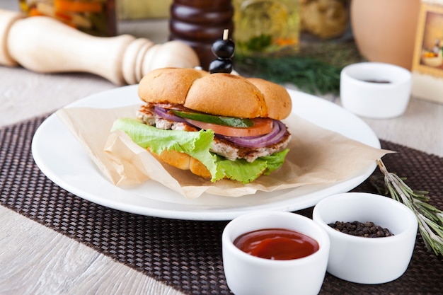 hamburger italiano con pomodori cetrioli e cipolle