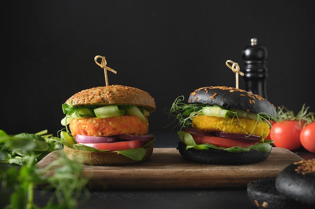 Hamburger neri vegani di verdure, cavoli e polpette di carote come carne a base vegetale