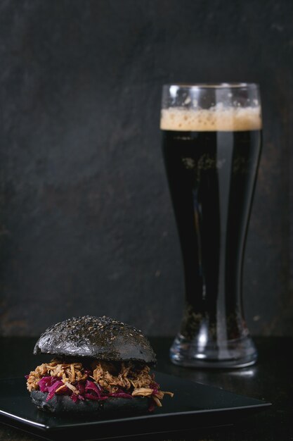 Hamburger nero con birra scura