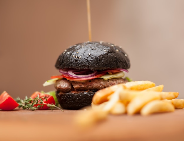 Hamburger nero con nero di seppia