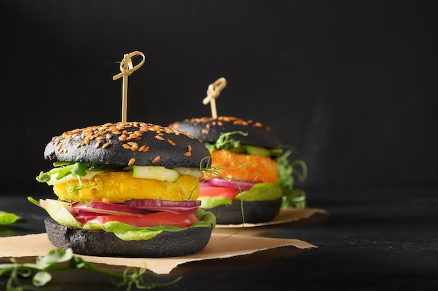 Hamburger nero vegano di verdure polpette di cavolo e carote come carne vegetale