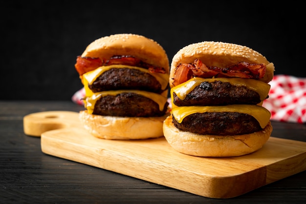 hamburger o hamburger di manzo con formaggio e pancetta - stile alimentare malsano