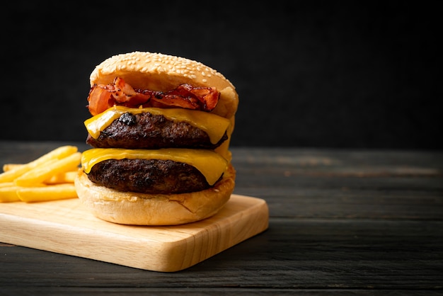 hamburger o hamburger di manzo con formaggio e pancetta - stile alimentare malsano