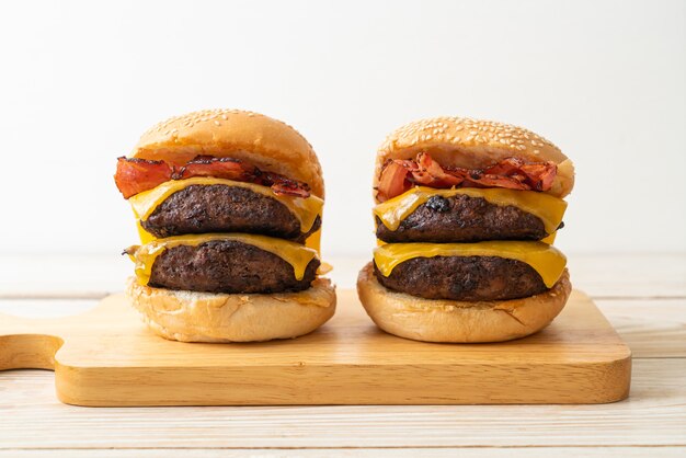 hamburger o hamburger di manzo con formaggio e pancetta - stile alimentare malsano