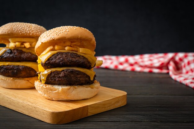 hamburger o hamburger di manzo con formaggio e patatine fritte. stile alimentare malsano