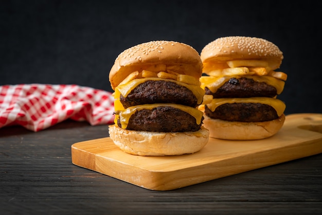 hamburger o hamburger di manzo con formaggio e patatine fritte - stile alimentare malsano