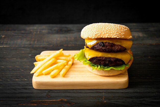 hamburger o hamburger di manzo con formaggio e patatine fritte - stile alimentare malsano