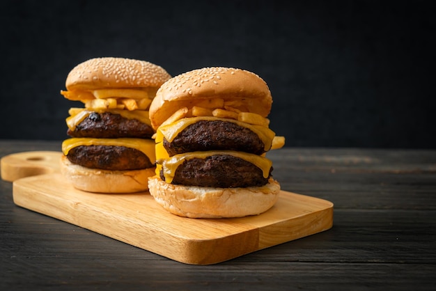 hamburger o hamburger di manzo con formaggio e patatine fritte - stile alimentare malsano