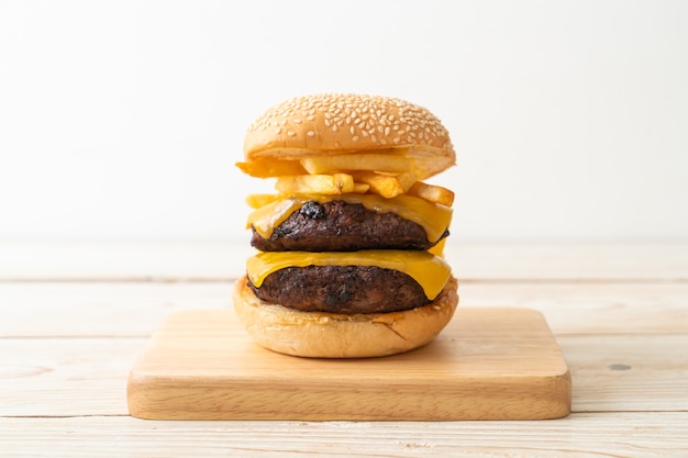 hamburger o hamburger di manzo con formaggio e patatine fritte - stile di cibo malsano