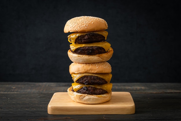 hamburger o hamburger di manzo con formaggio - stile alimentare malsano