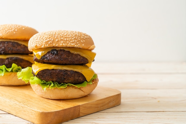 hamburger o hamburger di manzo con formaggio - stile di cibo malsano