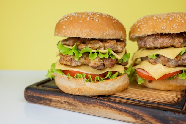 hamburger panino hamburger con verdure cotoletta di carne su sfondo giallo