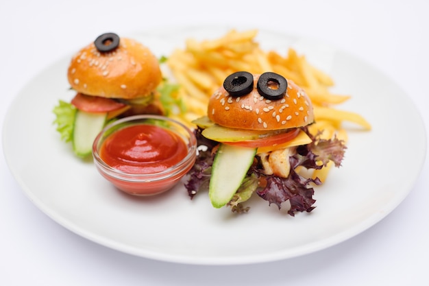 Hamburger per bambini su un primo piano piatto