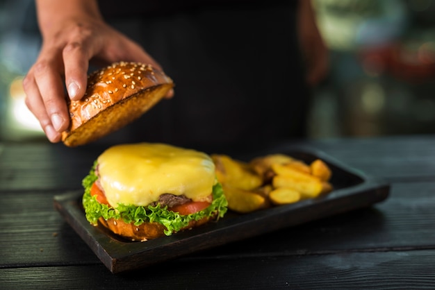 Hamburger pronto per essere servito con formaggio fuso