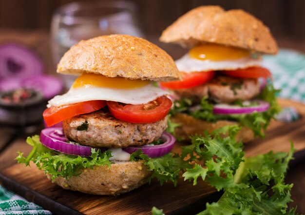 Hamburger (Sandwich) con hamburger di pollo, lattuga, pomodoro, uova fritte e salsa al tartaro